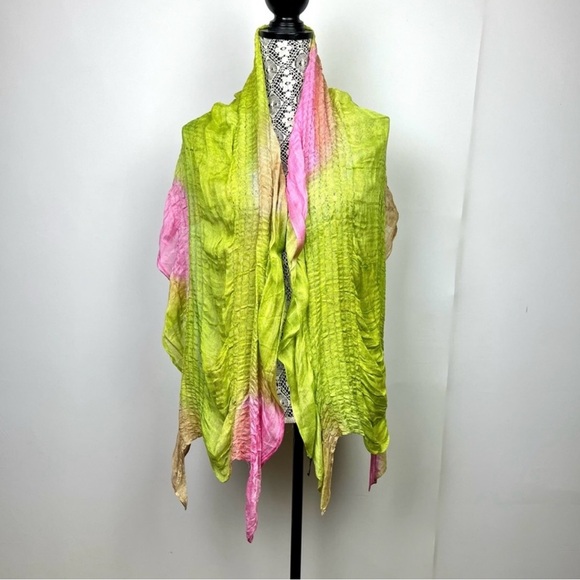 Gena Accessories dip dyed ruched shawl scarf in green and pink - Picture 2 of 8